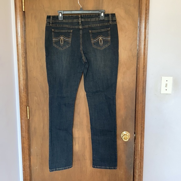 So skinny jean  with decorative stitching on back pockets size 15 - Picture 17 of 17